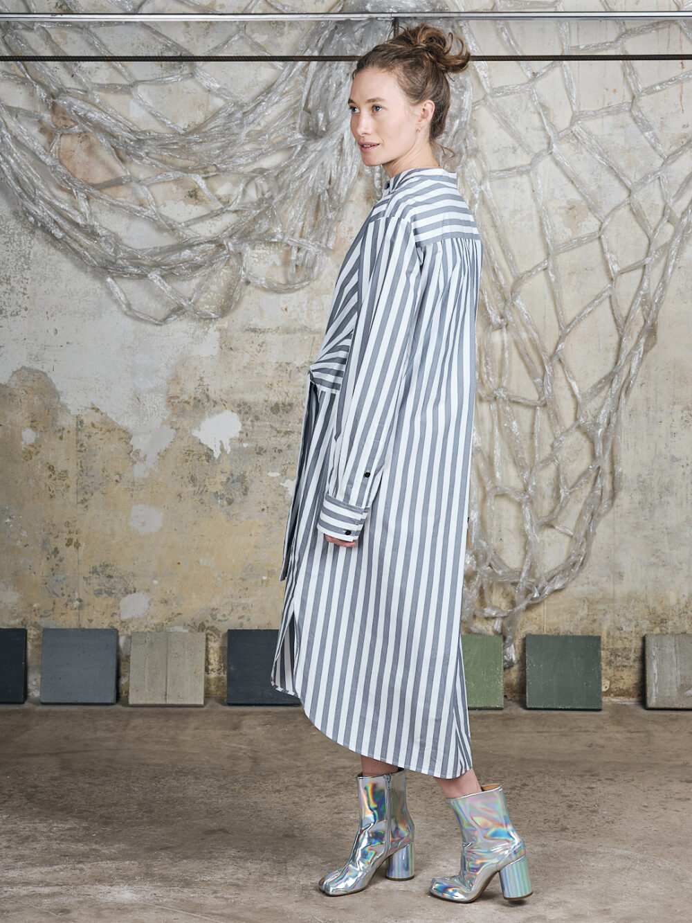 Proenza Schouler gestreiftes Hemdkleid zum Binden – Bild 3