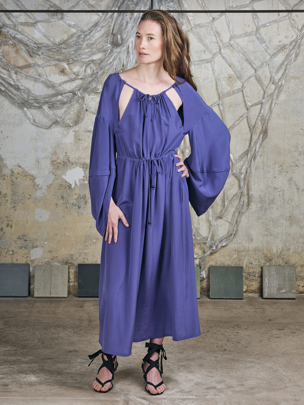 Fendi Kleid rückenfrei mit aufwändigen Ärmeln – Bild 2