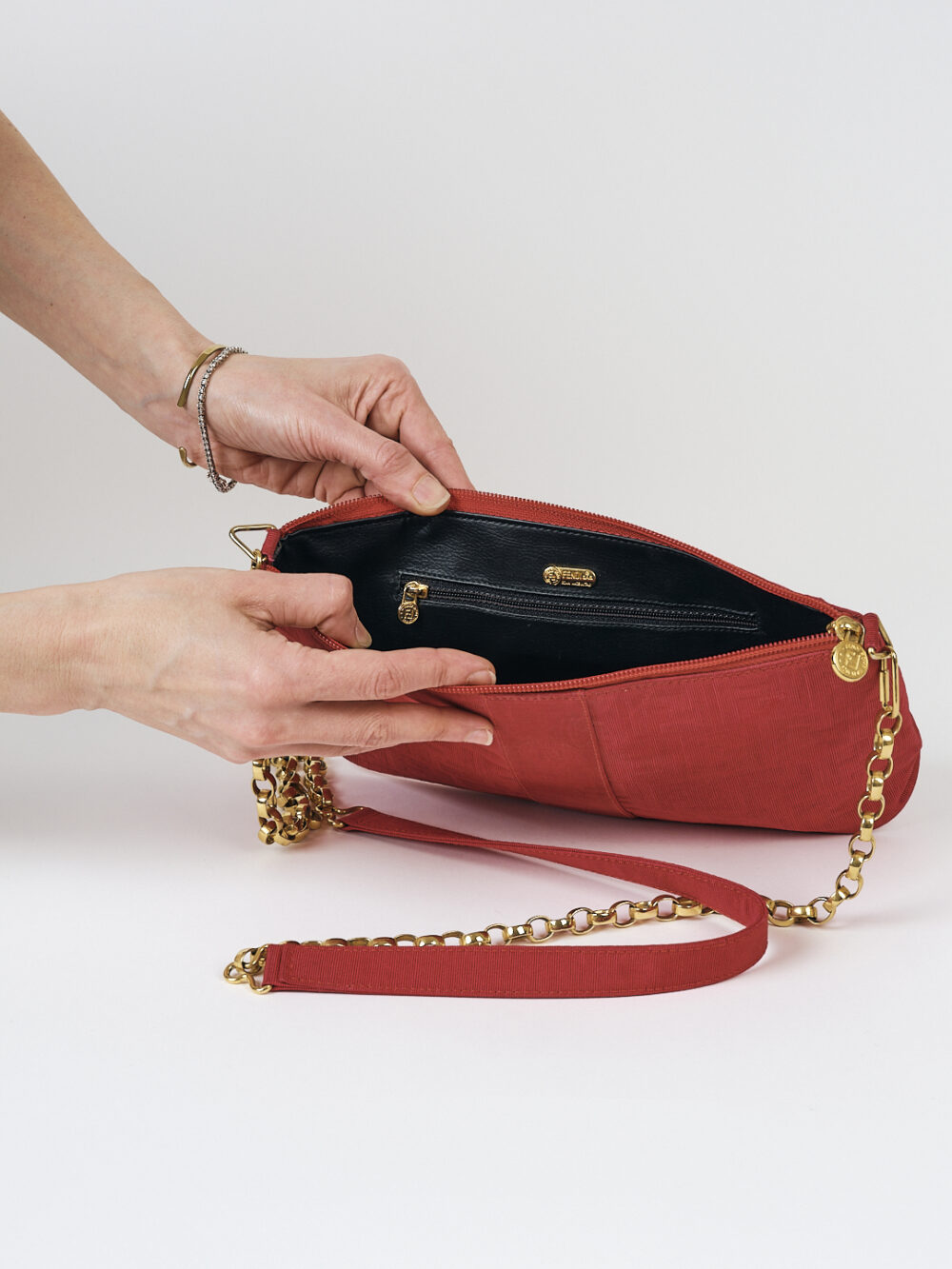 Fendi Tasche mit Logo geprägt – Bild 2