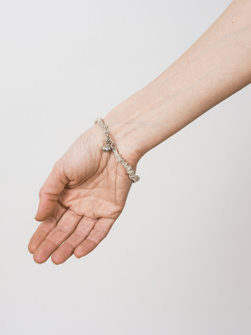 Armband aus gewickelten Silberketten – Bild 2