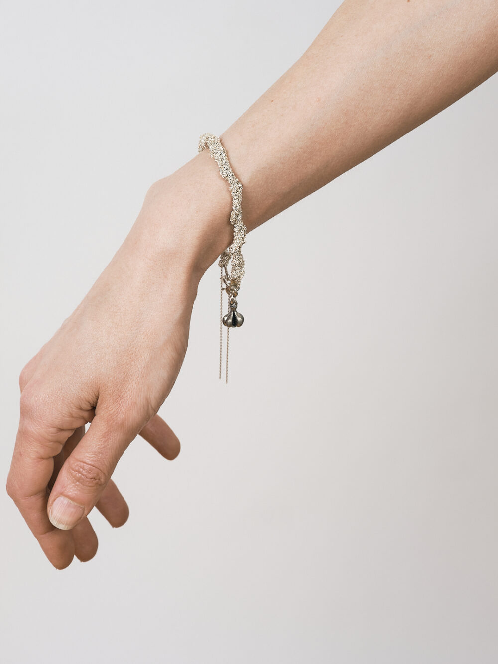 Armband aus gewickelten Silberketten
