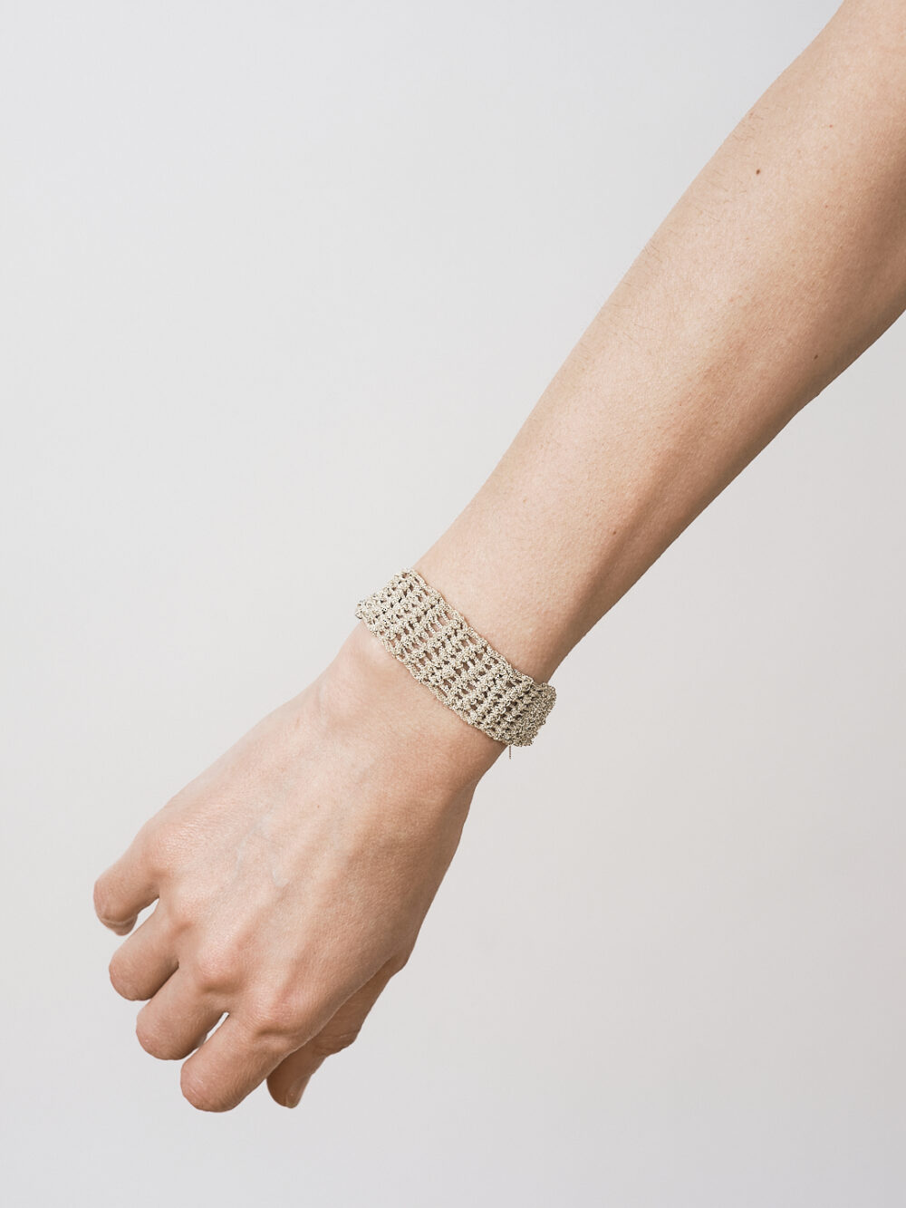 Armband aus gestricktem Silber
