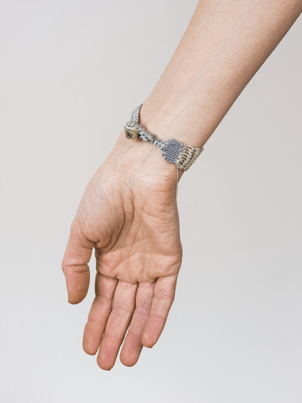 Armband aus gestricktem Silber – Bild 2