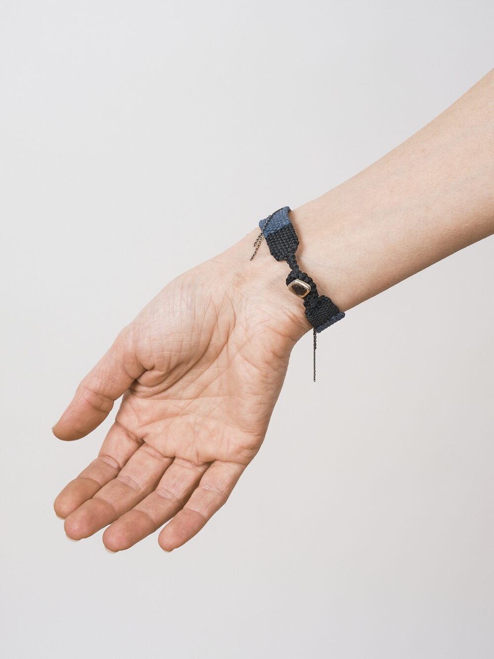 Armband aus gestricktem, geschwärztem Silber – Bild 3